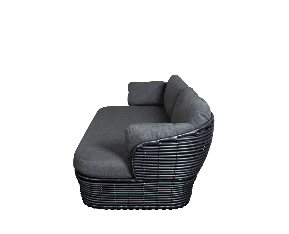 Basket Outdoor Sofa 2-Sitzer mit graphitfarbenem Cane-Line Gestell und grauen Kissen, ideal für Garten und Terrasse.