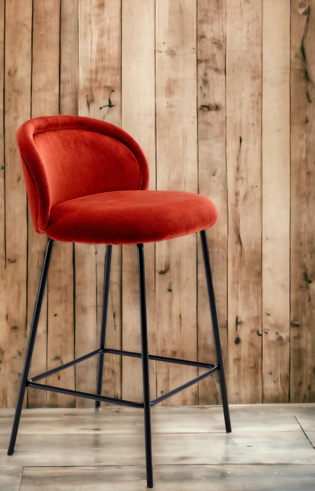 Ona Barhocker von Freifrau Manufaktur, roter Samt, schwarzes Gestell, moderner Küchenstuhl.