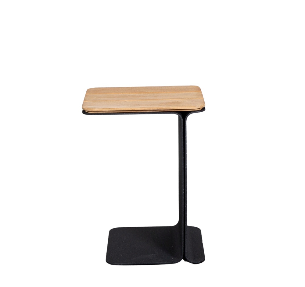 Mega Outdoor Beistelltisch von Cane-Line mit Holzplatte und schwarzem Metallgestell, ideal für Garten und Terrasse.