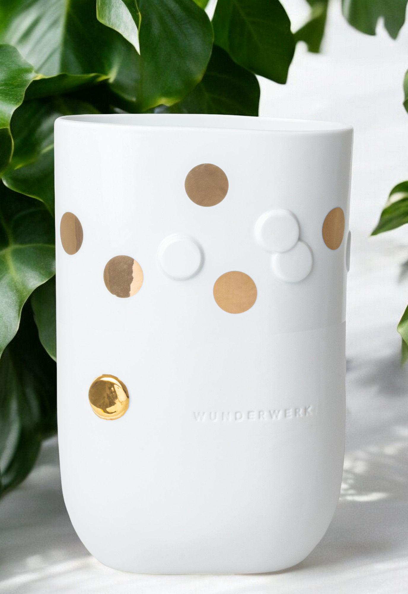 Weiße Vase mit goldenen Punkten und weißen Kreisen von Wunderwerk, moderne Dekoration.