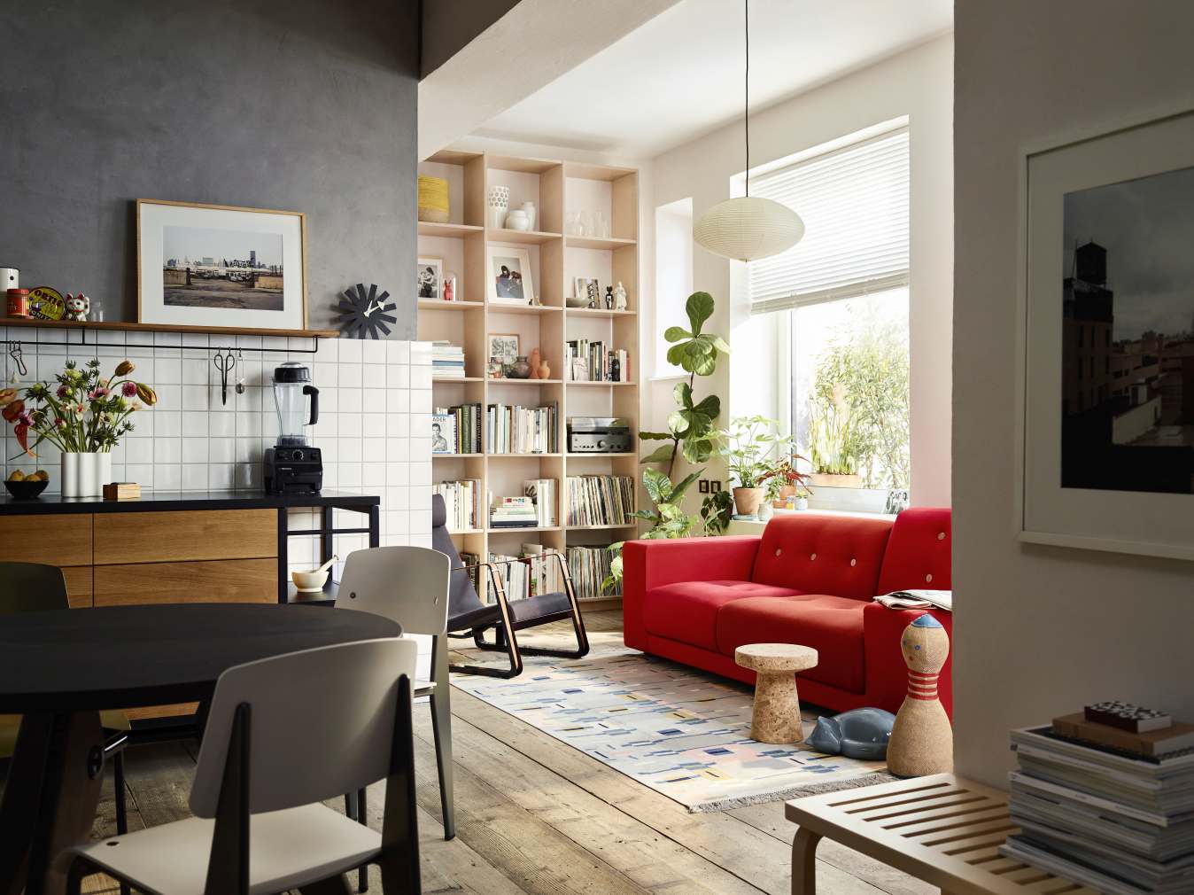 Schwarzer Gueridon Tisch von Vitra mit 105 cm Durchmesser im modernen Wohnraum. Runder Esstisch.