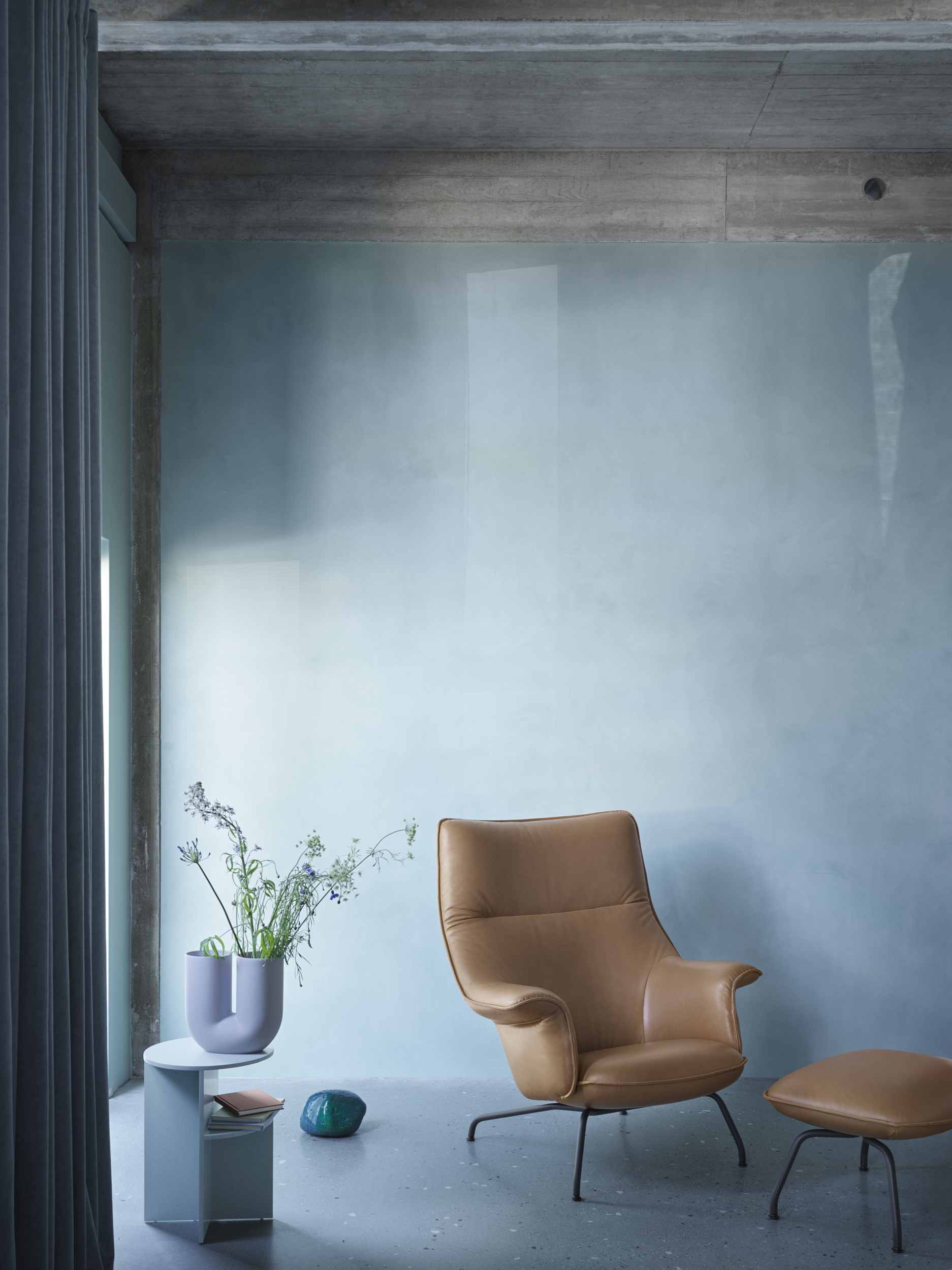 Beiger Doze Lounge Chair von Muuto mit Hocker in modernem Interieur. Design Sessel.