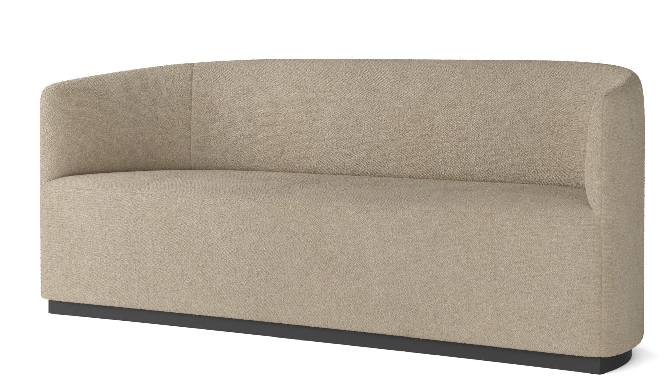 Audo Tearoom Sofa, modernes 2-Sitzer Sofa mit beigem Stoffbezug und schwarzem Sockel.