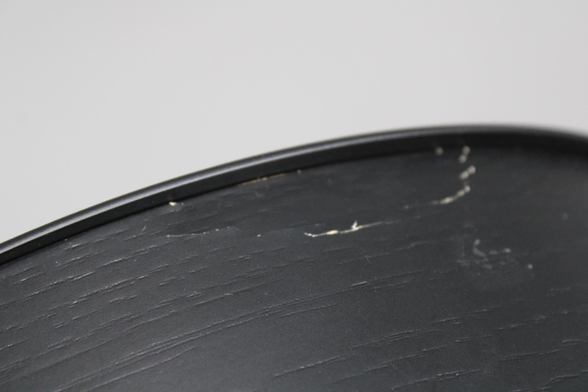 Detailaufnahme der Oberfläche der schwarzen Wallie Wandschublade von Woud, Mängelexemplar mit Kratzern und Beschädigungen.