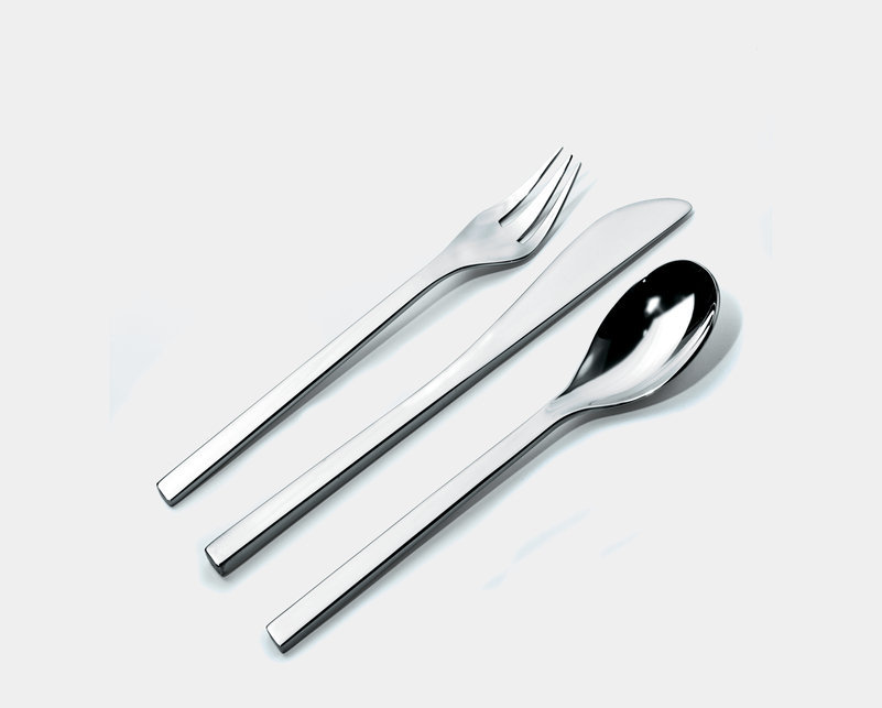 Colombina Collection Besteck: Nahaufnahme von Gabel, Messer und Löffel aus Edelstahl. Hochwertiges Besteckset für den Esstisch.