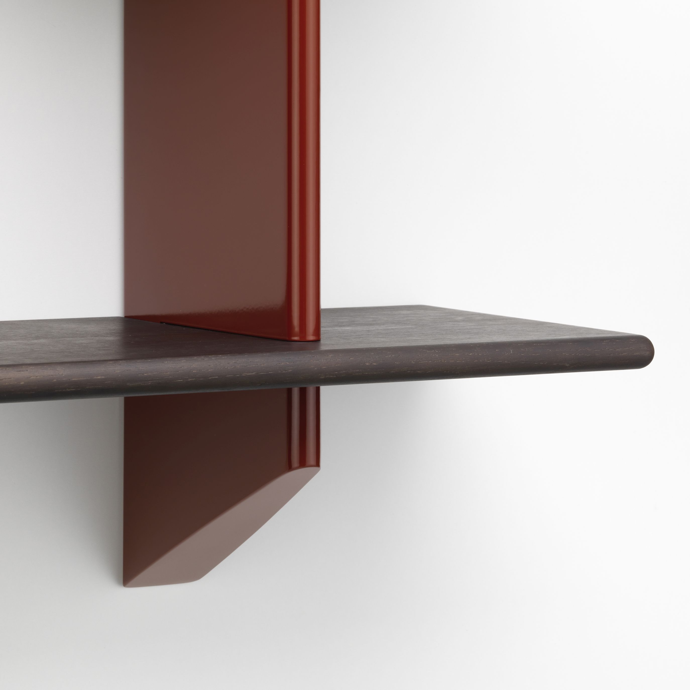 Detailaufnahme: Vitra Wandregal Rayonnage Mural, Eiche dunkel massiv mit Japanese Red Halterung.