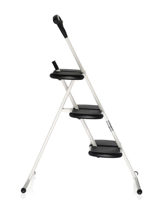 Weiße Tiramisu Trittleiter von Kartell mit drei Stufen und schwarzem Handgriff, seitliche Ansicht.