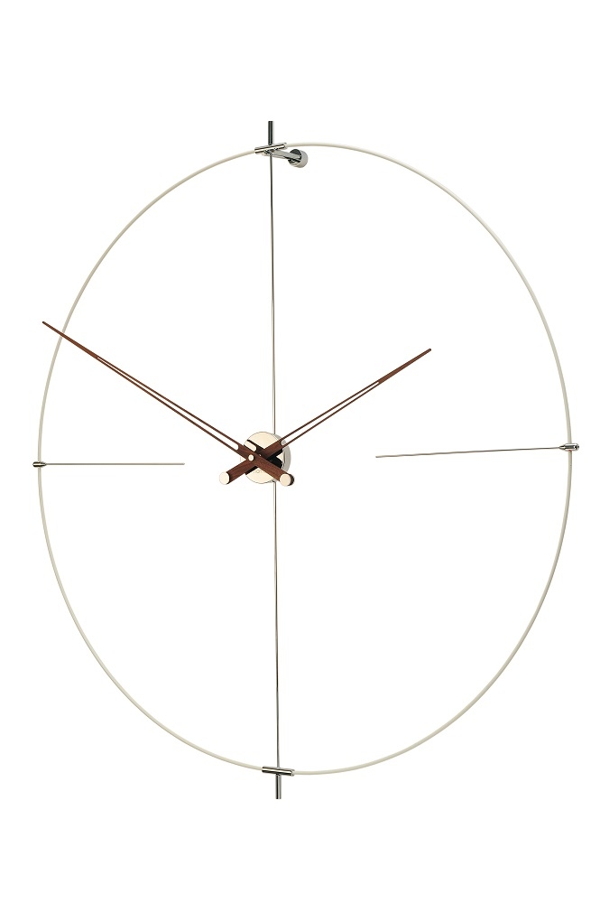 Bilbao Wanduhr in Weiß und Natur von Nomon: Minimalistische Designuhr mit Holzzeigern.