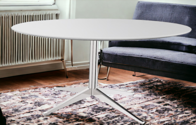 Weißer Florence Rundtisch von Knoll International mit verchromtem Fuß im Wohnzimmer.