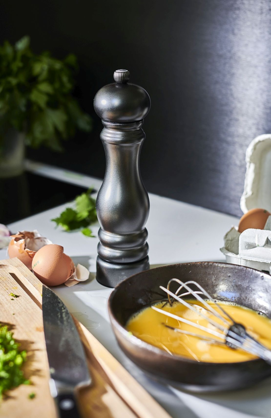 Peugeot Paris Chef Carbon Salzmühle, 22 cm, neben Zutaten zum Kochen. Hochwertige Salzmühle.