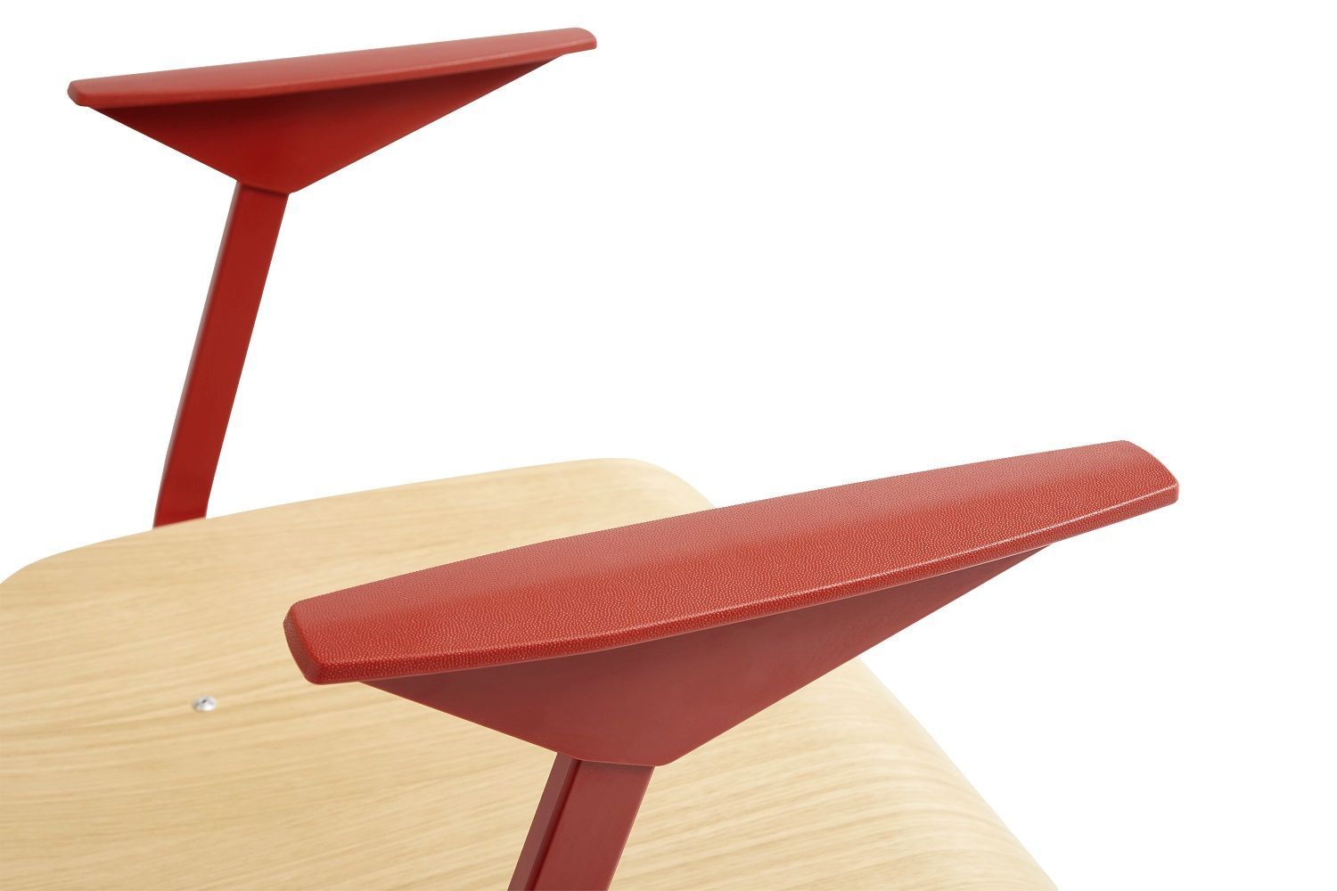 Detailaufnahme: Rote Armlehnen des Result Armchair von Hay, Holzstuhl mit modernem Design.
