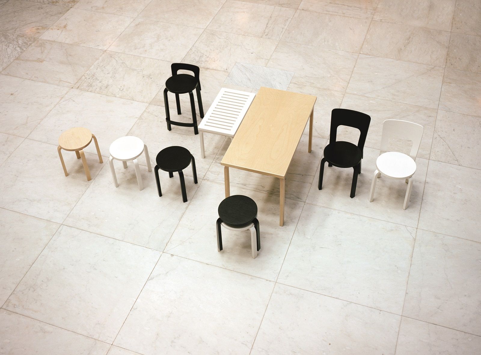 Artek Möbel-Arrangement: Tisch, Bank 153B, Stühle und Hocker in verschiedenen Farben. Finnisches Design.