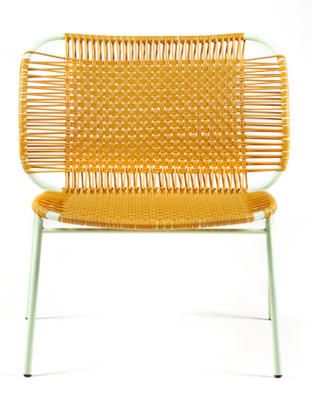 Cielo Lounge Chair: Niedriger Outdoor-Stuhl von ames mit gelbem Geflecht und hellem Gestell.