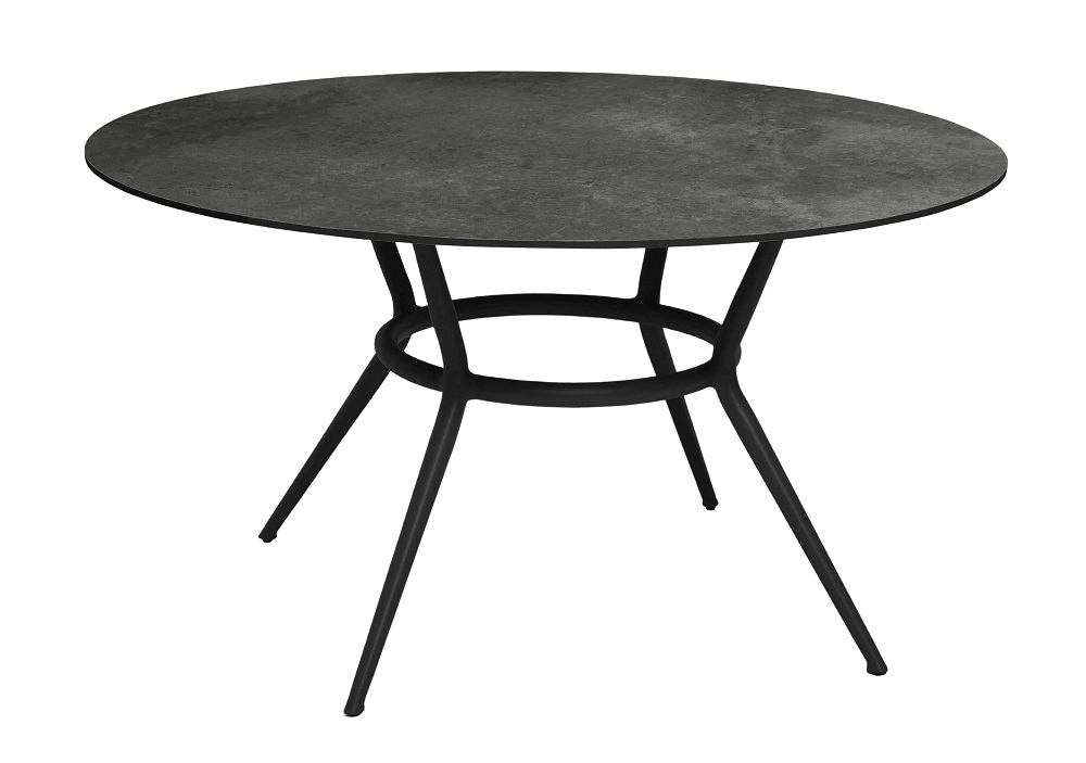Joy Outdoor Esstisch von Cane-Line, runder Gartentisch mit schwarzem Gestell und dunkler Tischplatte.