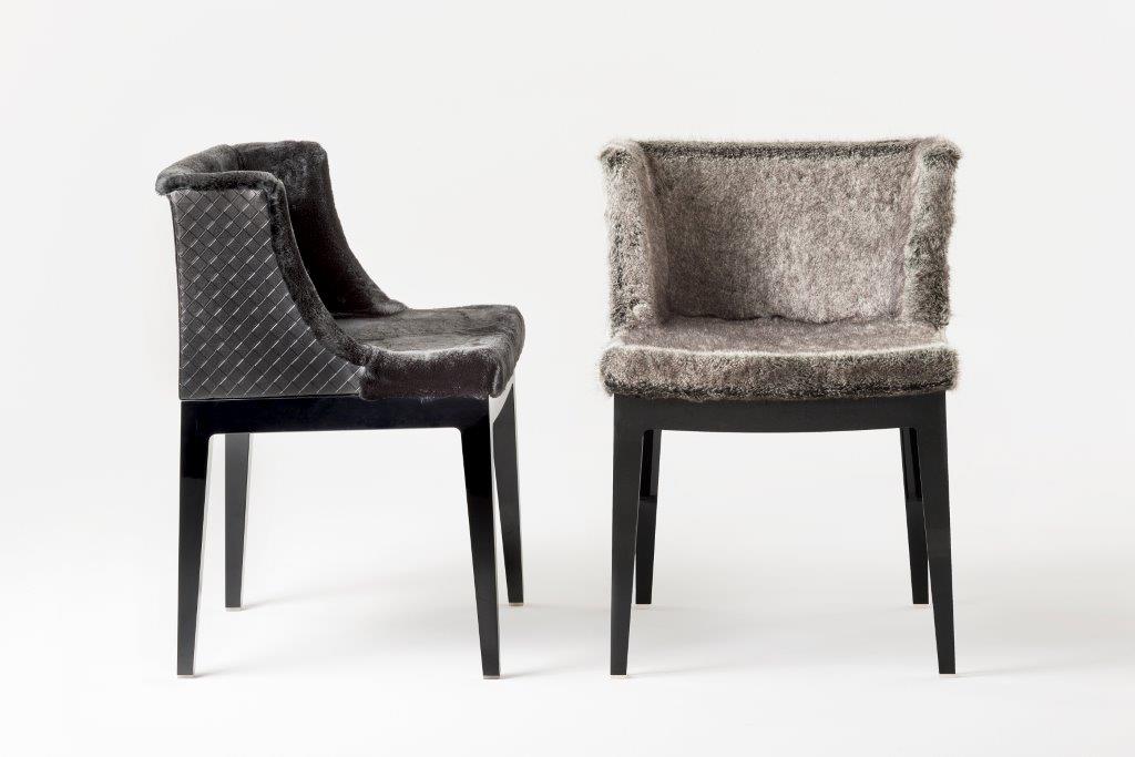 Zwei Mademoiselle Stühle von Kartell mit schwarzem Gestell und grauem Fellbezug. Designermöbel für Wohnzimmer.