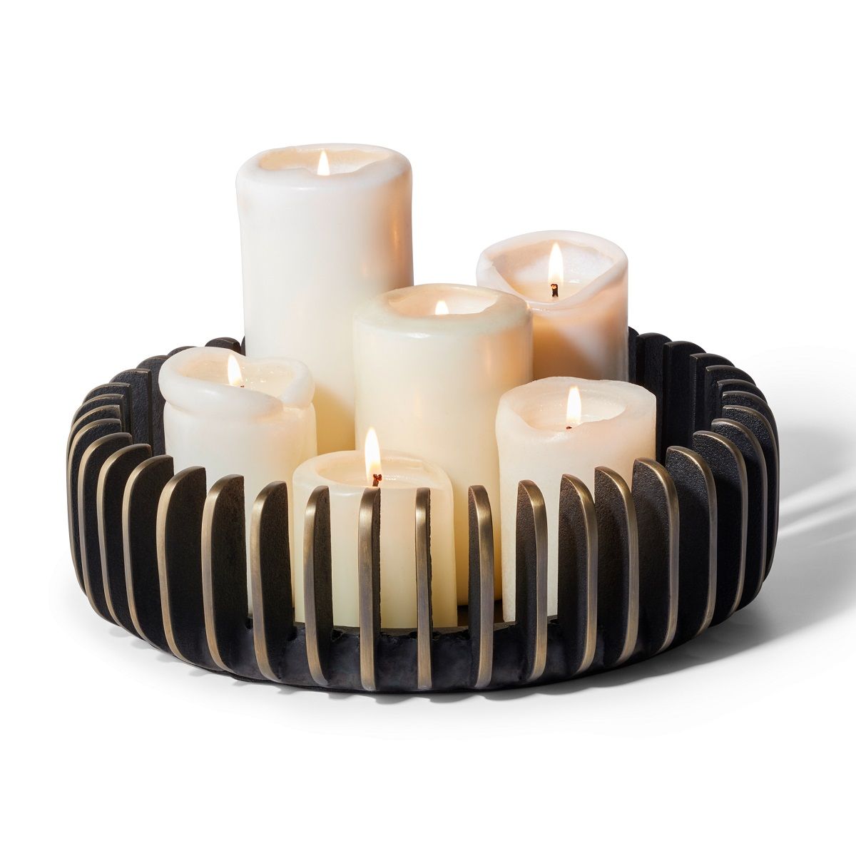 Bilbao Schale/Kerzenhalter von Philippi aus Aluminium mit brennenden, weißen Stumpenkerzen. Dekorative Schale für Kerzen.