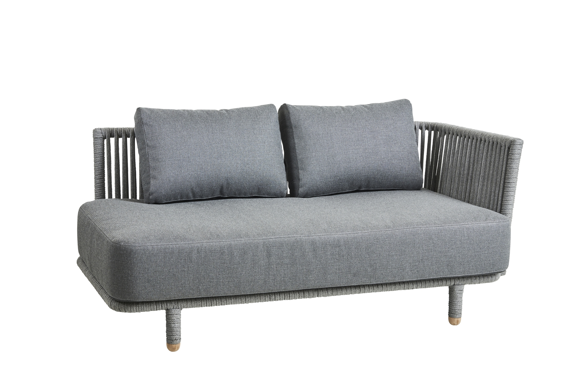 Graues Cane-Line Moments 2-Sitzer Outdoor Sofa mit Kissen und geflochtenen Details.