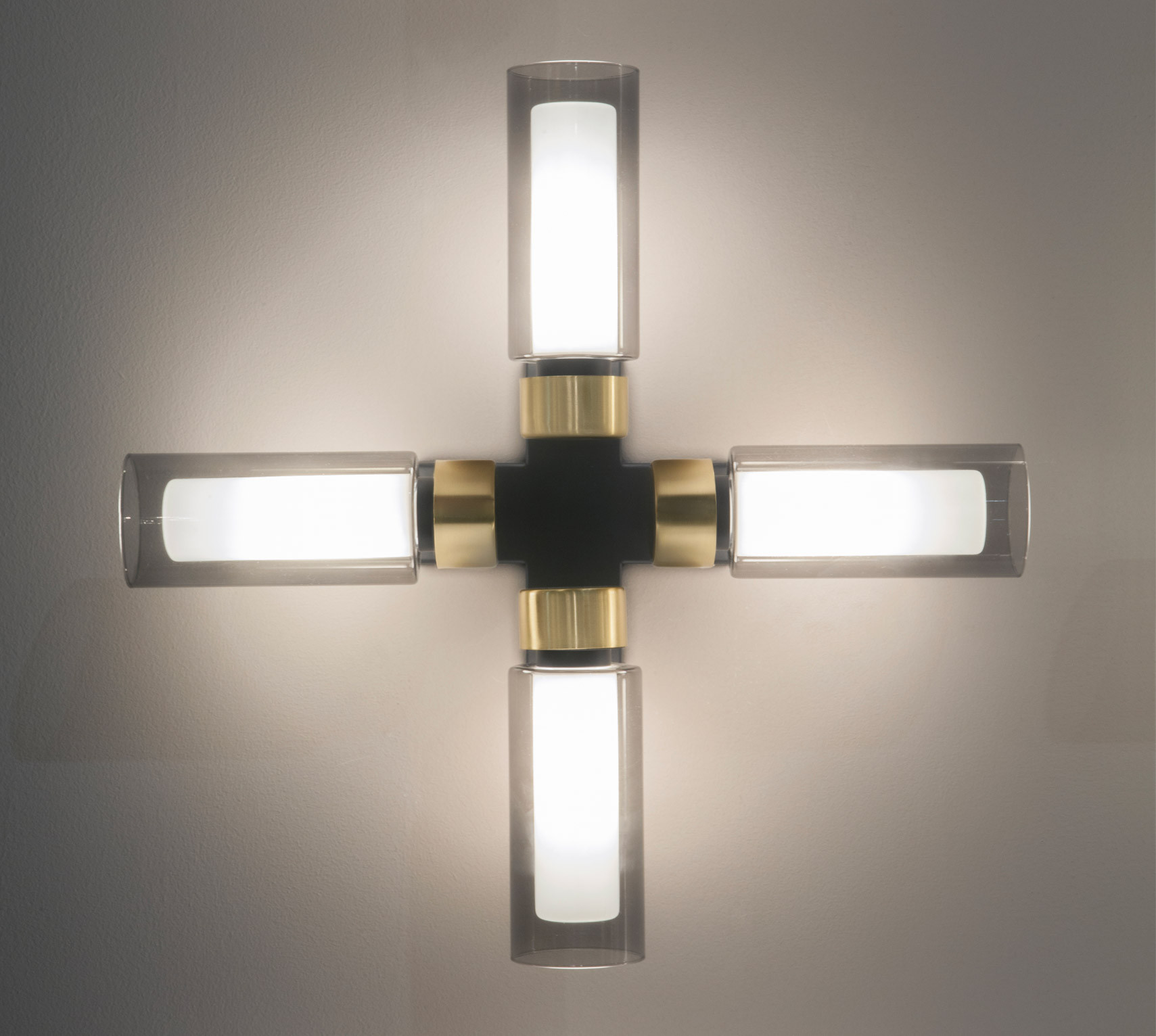 Osman Wandleuchte von Tooy: Moderne Deckenlampe mit vier Glaszylindern und Messingdetails.