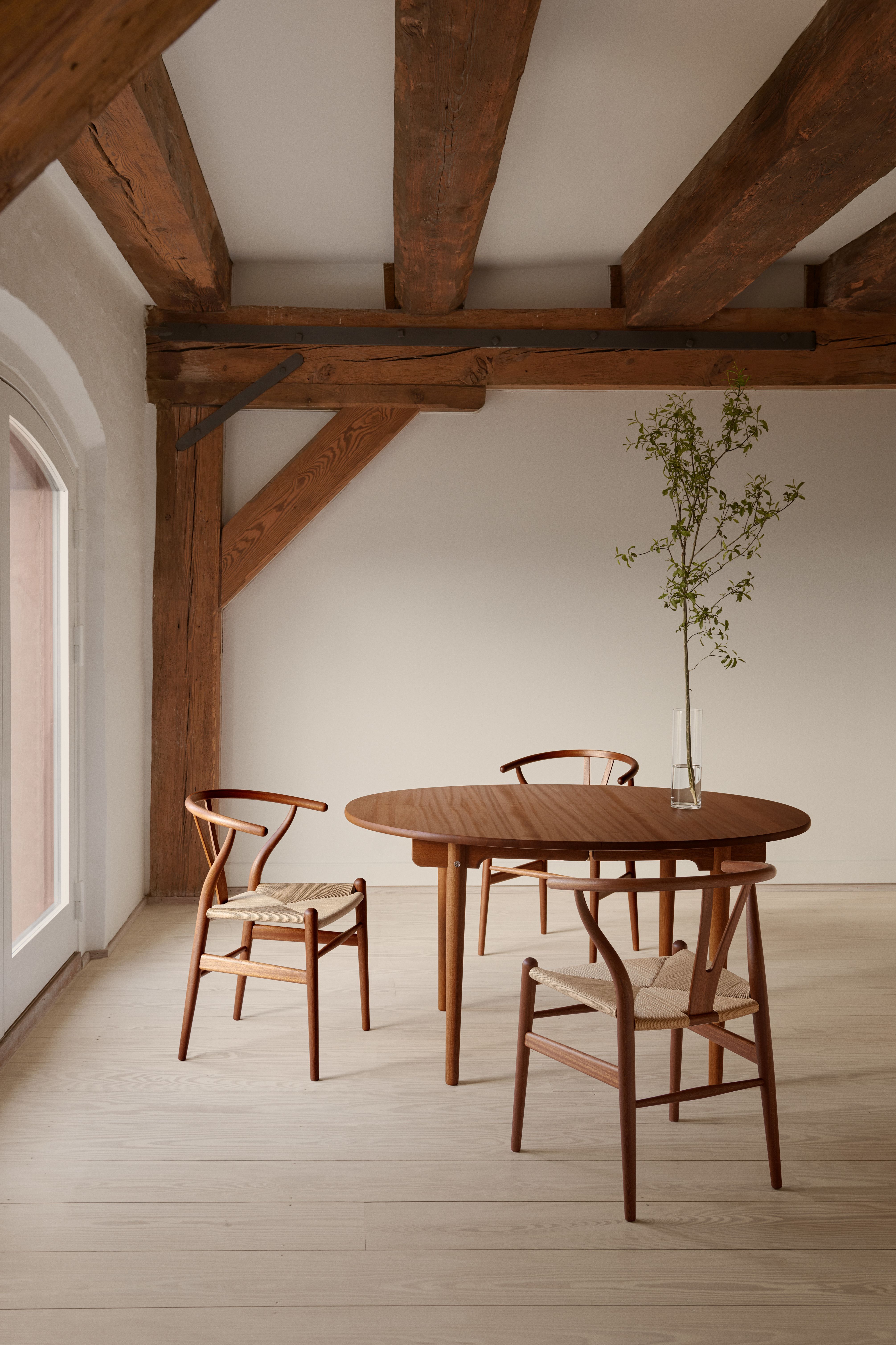 CH337 ovaler Esstisch aus Walnuss geölt von Carl Hansen & Søn mit Holzstühlen.