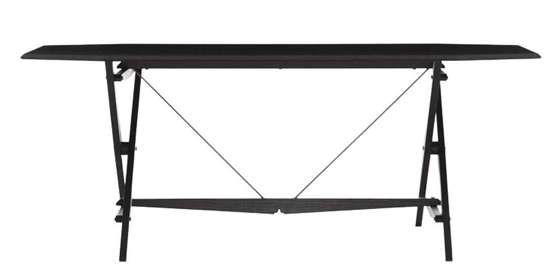 Schwarzer 833 Cavalletto Esstisch von Cassina mit filigranem, modernem Design und trapezförmigen Beinen.