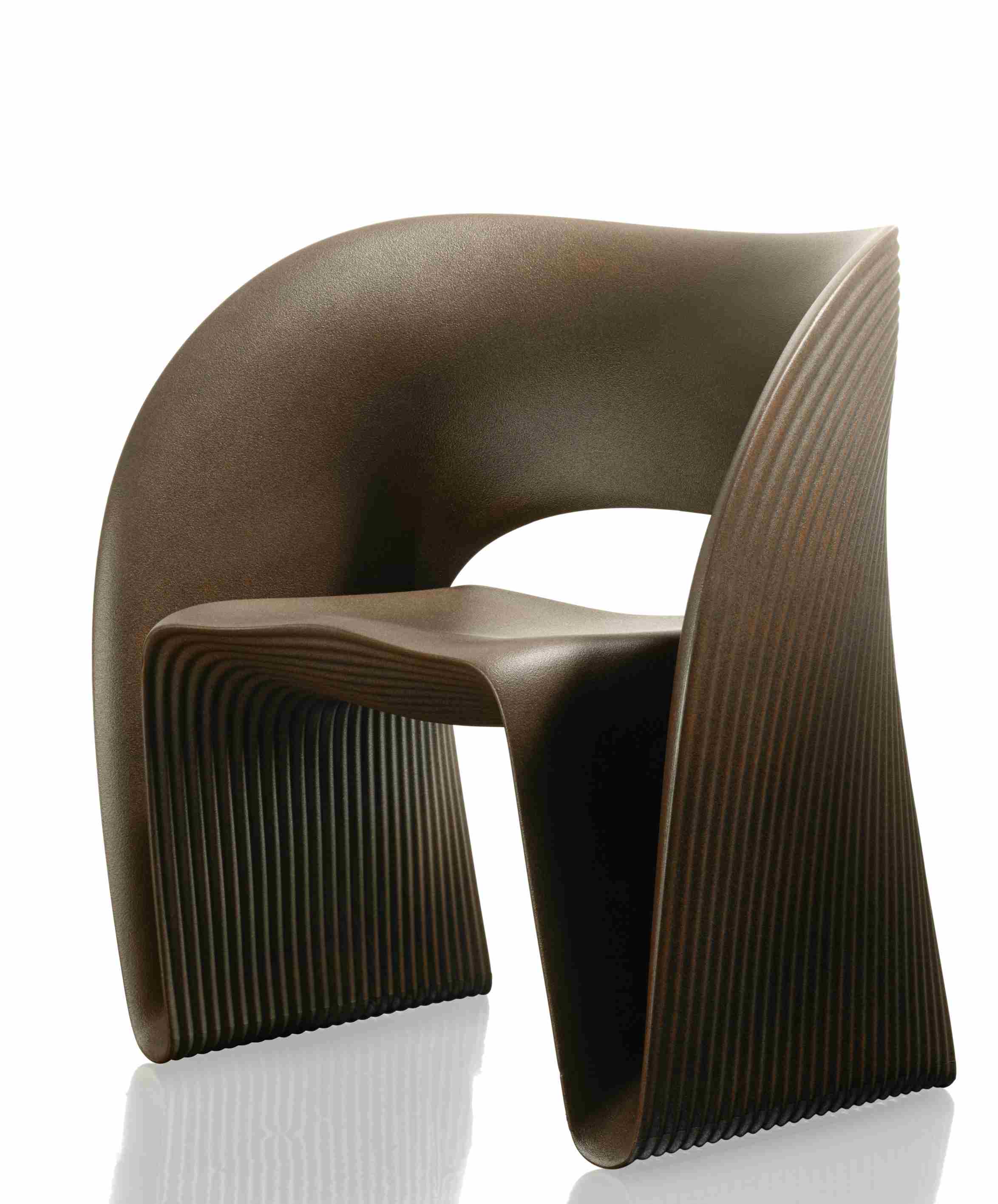 Brauner Raviolo Sessel von Magis für den Außenbereich, modernes Design mit geriffelter Oberfläche.