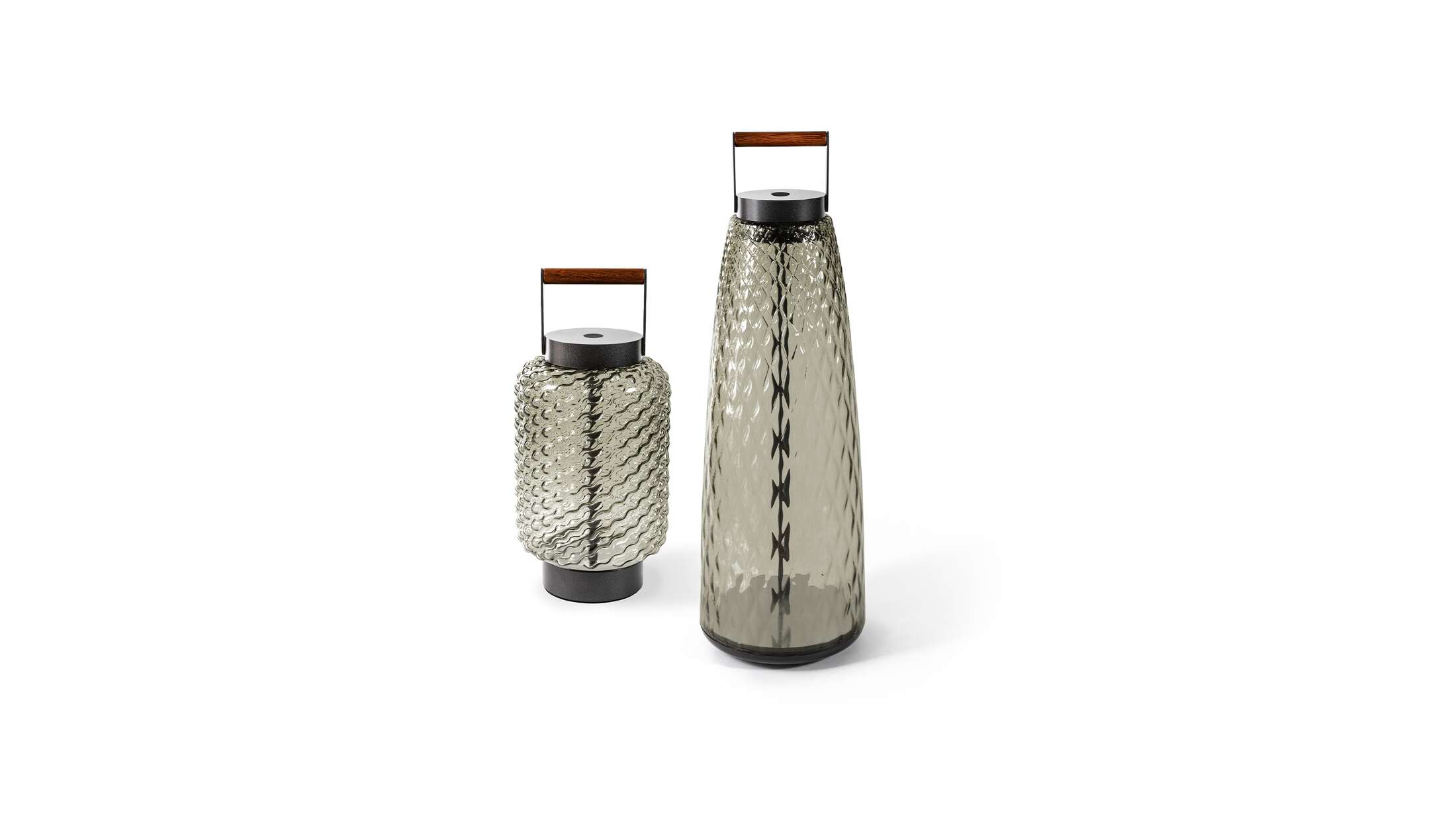 Zwei Cassina Singapore Sling Outdoor Akkuleuchten: Stehleuchte und Tischleuchte mit Glasstruktur.