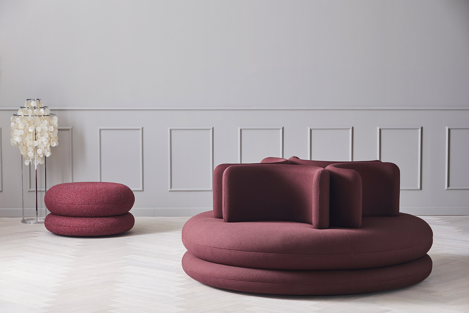 Burgunderrotes Verpan Sofa mit runden Formen und passendem Hocker, modernes Design für Wohnzimmer.