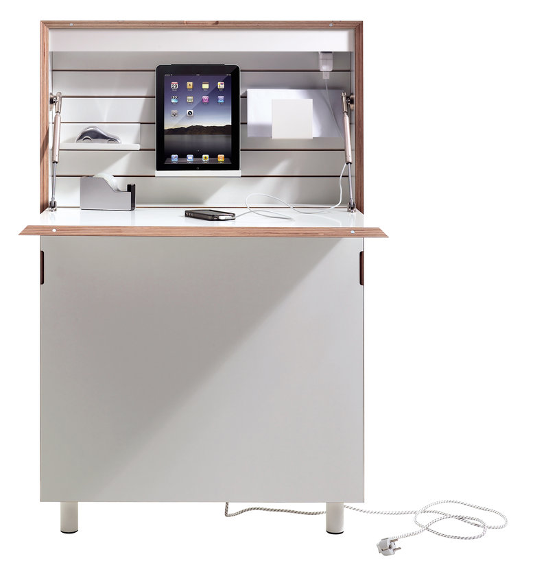 Flatmate Sekretär von Müller Möbelwerkstätten, geöffnet mit Tablet und Zubehör, platzsparender Schreibtisch.