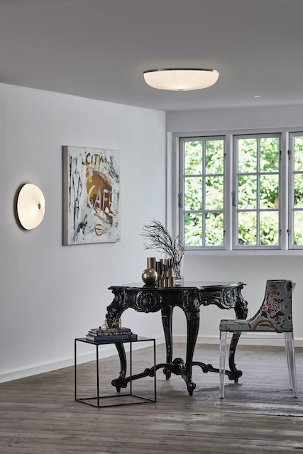 Lamella Deckenleuchte von Le Klint, goldener Rahmen, geripptes Design, moderne Beleuchtung im Wohnraum.