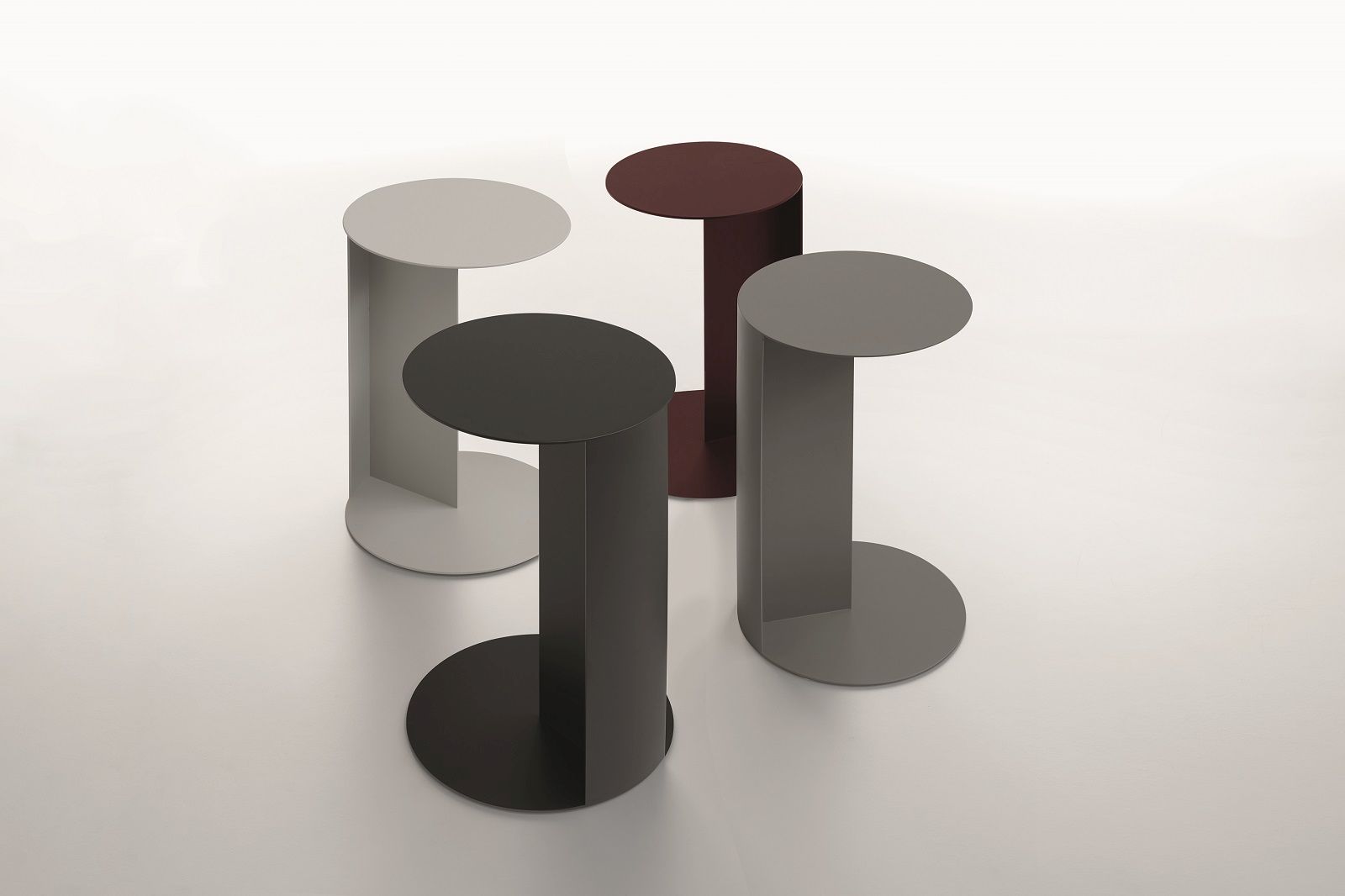 Vier moderne TO Beistelltische von Plank in verschiedenen Farben auf weißem Hintergrund, minimalistisches Design.