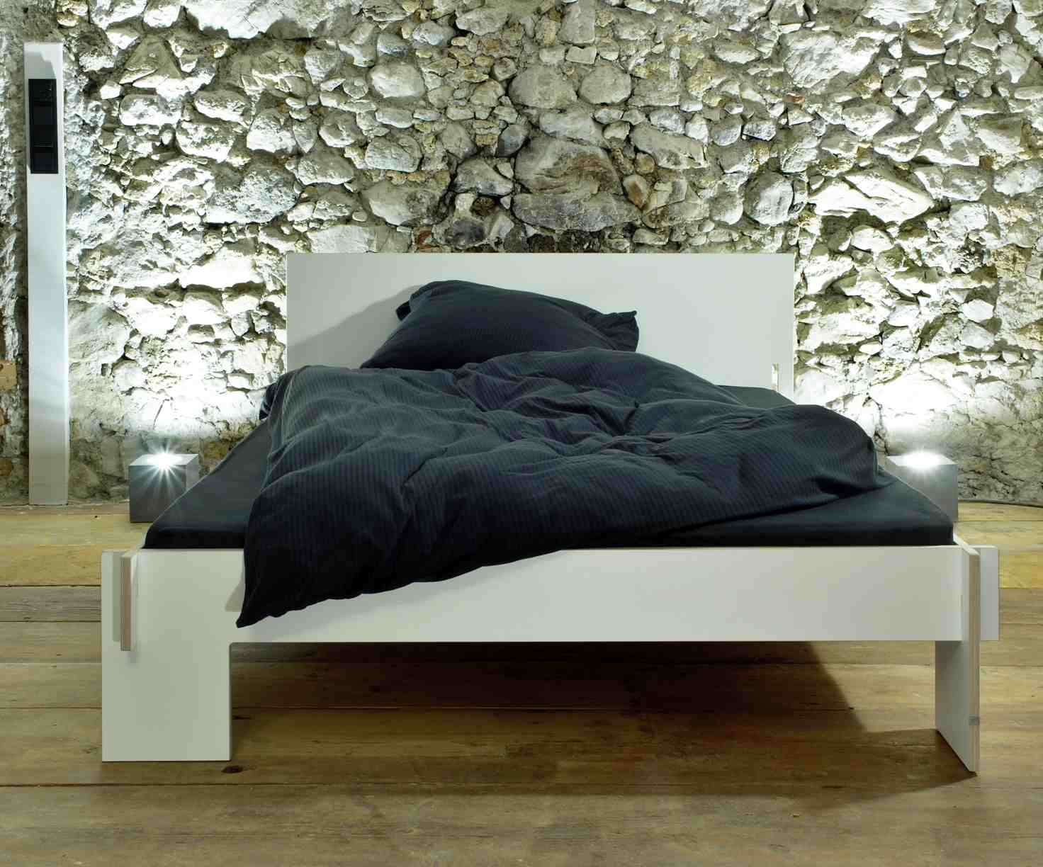 Weißes Siebenschläfer Bett mit Kopfteil von Nils Holger Moormann, Größe 160 cm, mit dunkler Bettwäsche.