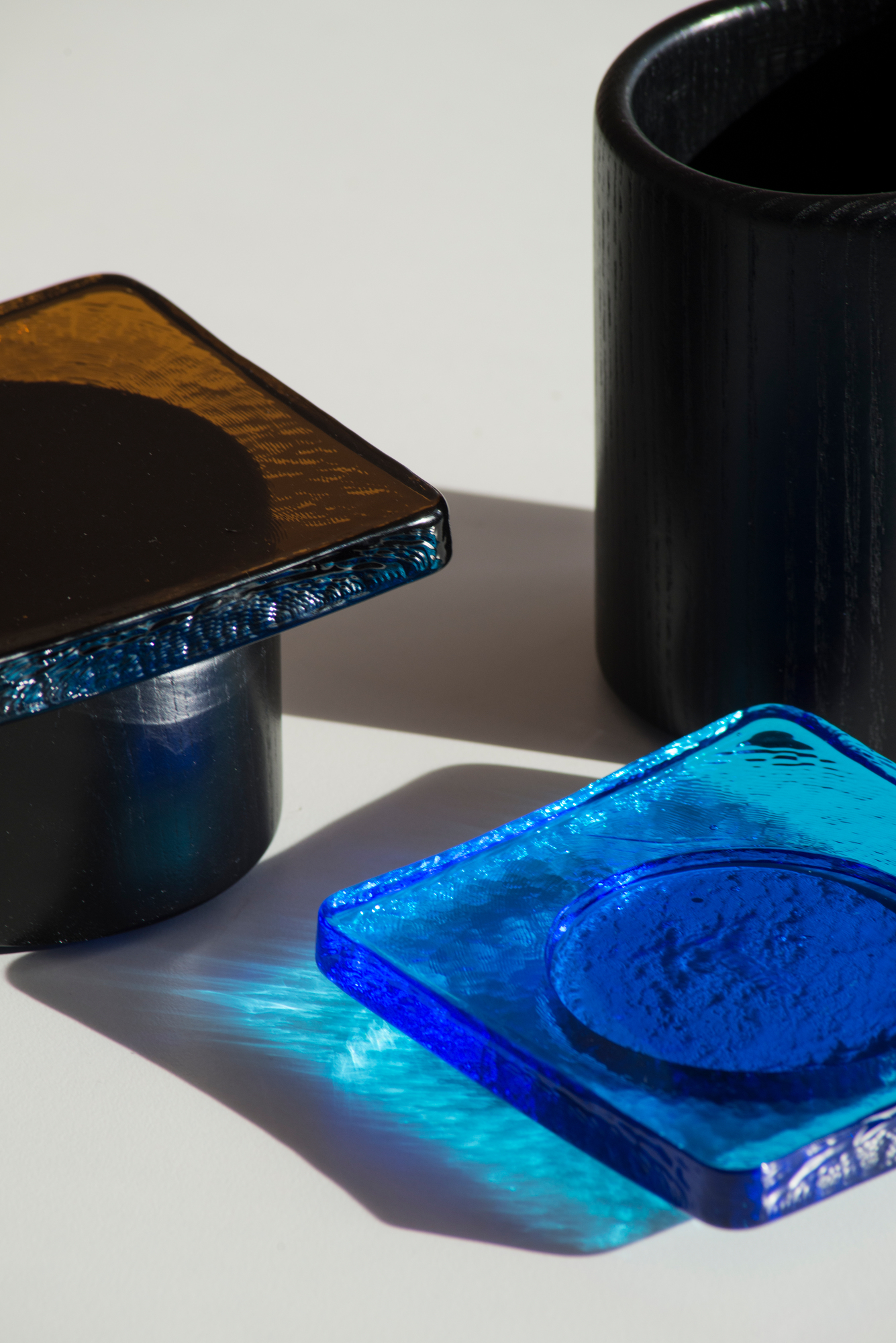 Pieduccio Schale Favius mit Deckel aus blauem und braunem Glas, modernes Design.