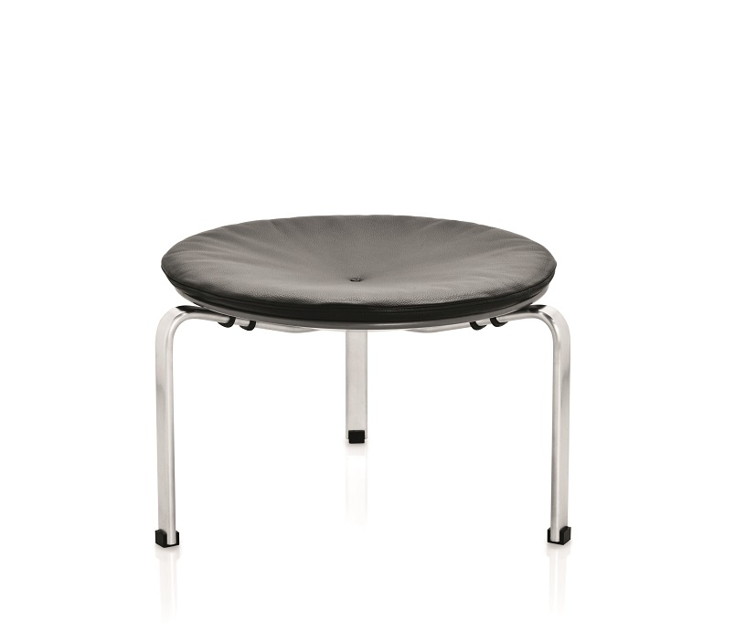 PK 33 Hocker von Fritz Hansen: Runder Hocker mit schwarzem Lederpolster und Stahlgestell.