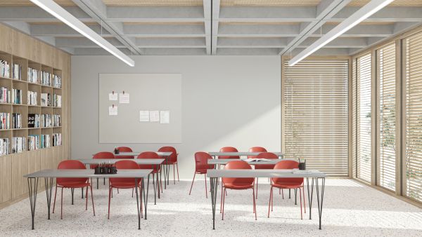 Heller Raum mit Fritz Hansen Tisch und roten Stühlen, ideal für Konferenz oder Büro.