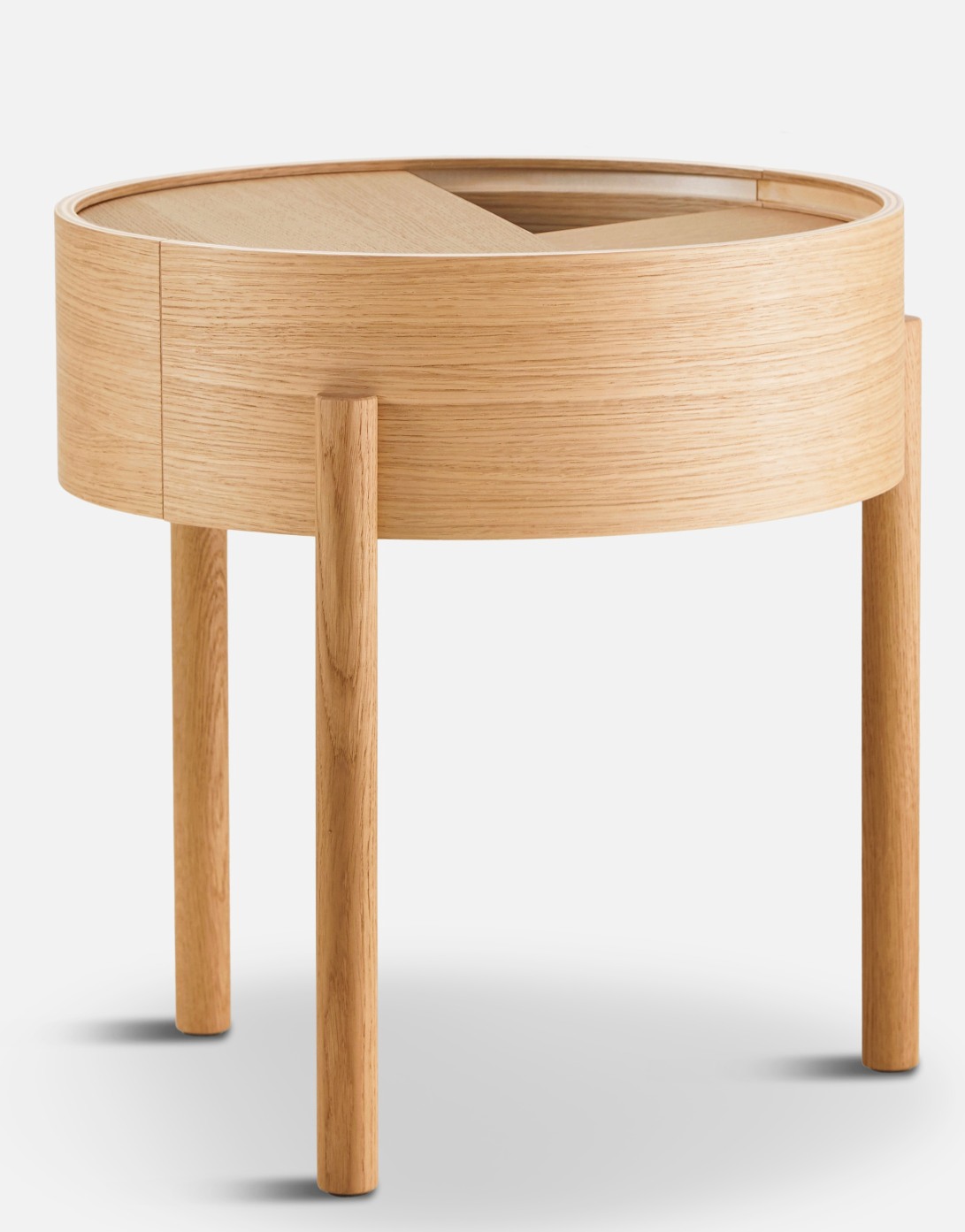 Arc Side Table von Woud: Runder Beistelltisch aus geölter Eiche mit drei Beinen.