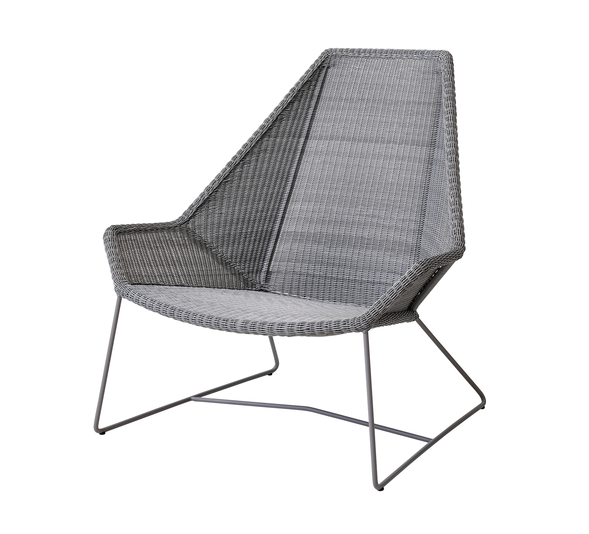 Grauer Breeze Outdoor Sessel von Cane-Line aus Rattan mit hohem Rücken und Armlehnen.