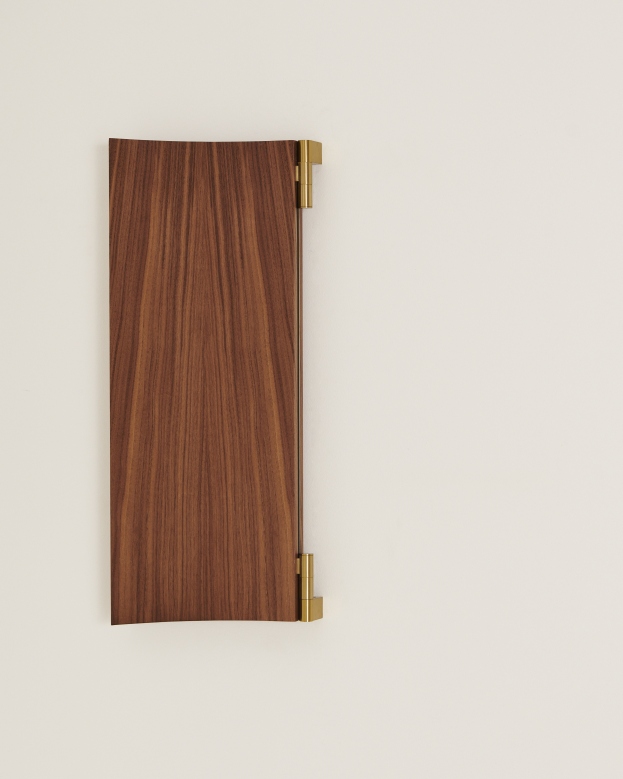 Gubi Vanity Wall Mirror 2 mit Walnussfurnier und Messingdetails an einer weißen Wand.