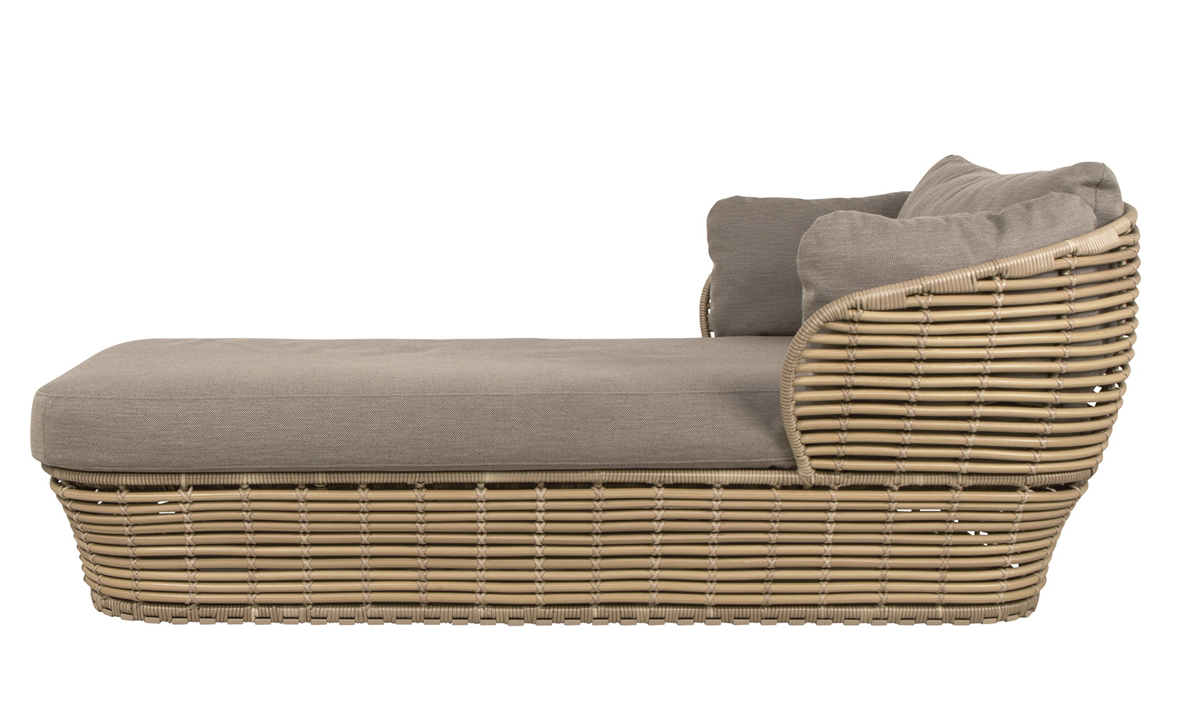 Basket Daybed von Cane-Line: Rattan Gartenliege mit grauen Kissen und komfortabler Polsterung.