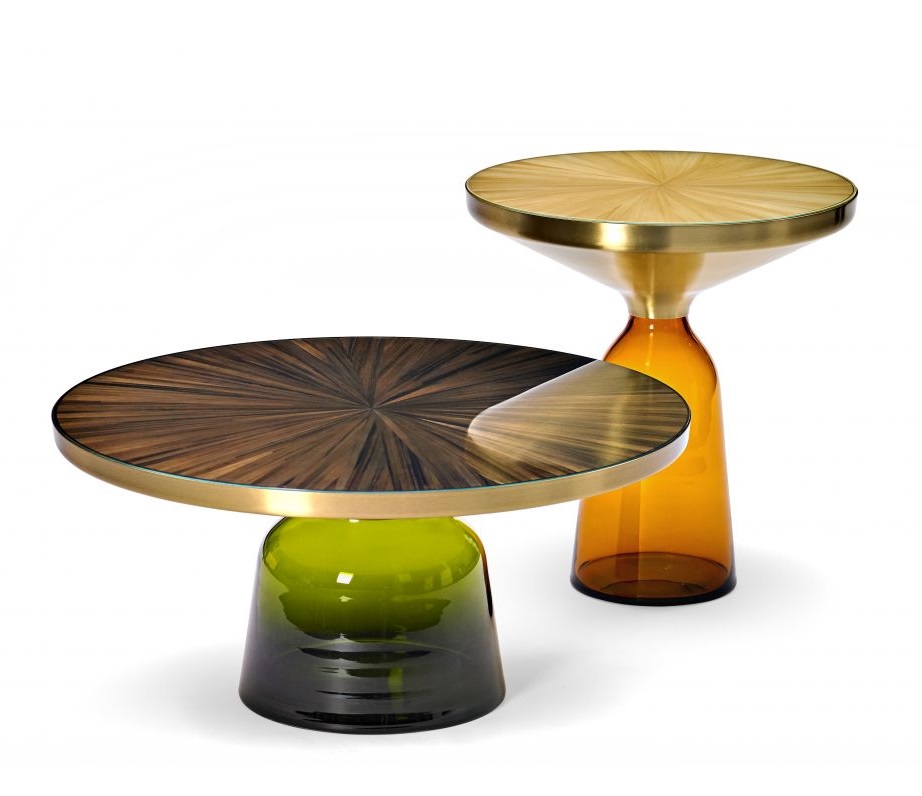 ClassiCon Bell Side Table mit Tischplatte aus Strohmarketerie, Beistelltisch mit Glasfuß in Grün und Orange.
