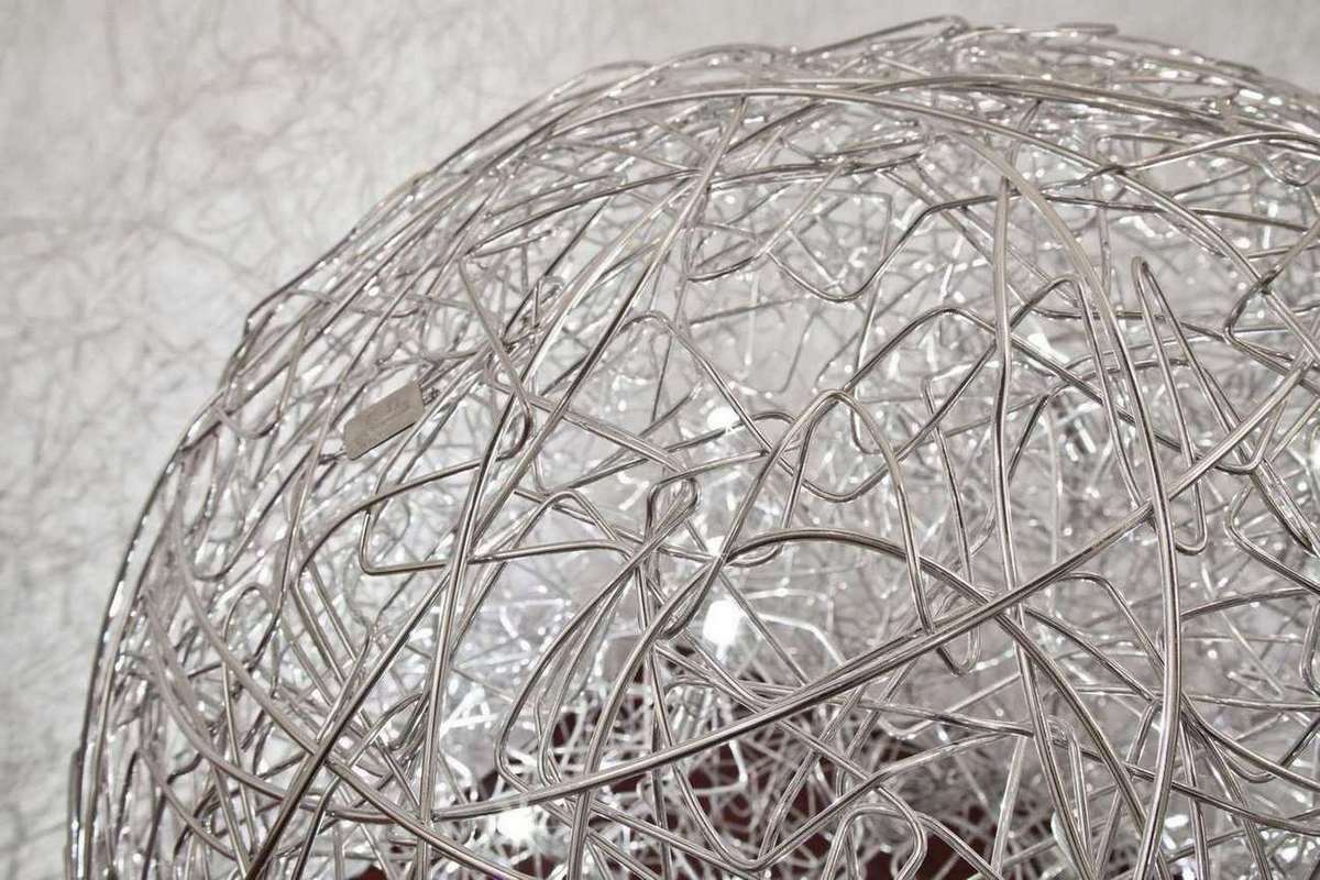 Detailaufnahme der Fil de Fer Lampe von Catellani & Smith, eine Drahtkugel-Hängeleuchte.