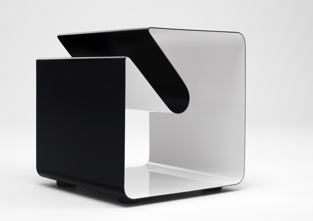 V44 Mobile Line Beistelltisch von Müller Möbelfabrikation, moderner Nachttisch in Schwarz-Weiß, minimalistisches Design für Wohnzimmer und Schlafzimmer.