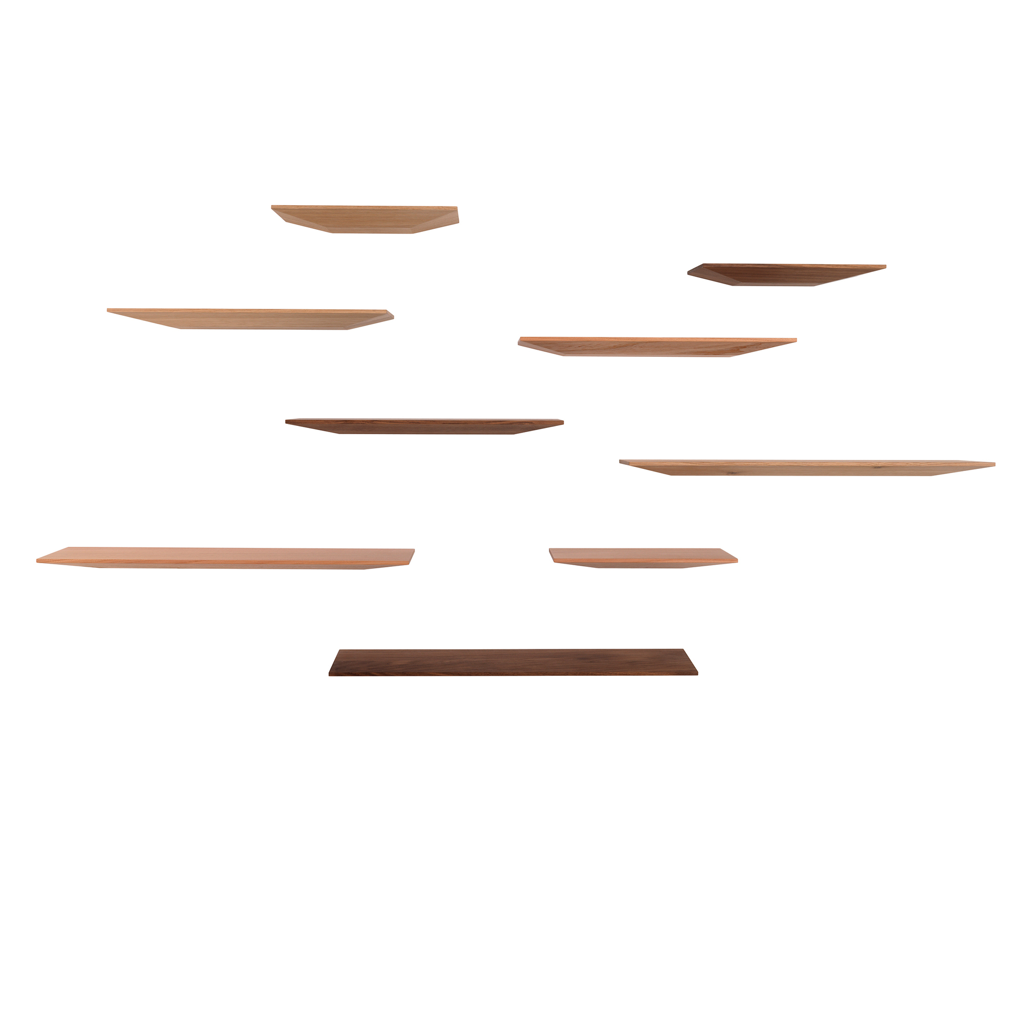Schönbuch Cut Wandablage: Mehrere Holzregale in verschiedenen Brauntönen sind schwebend an einer Wand angeordnet.