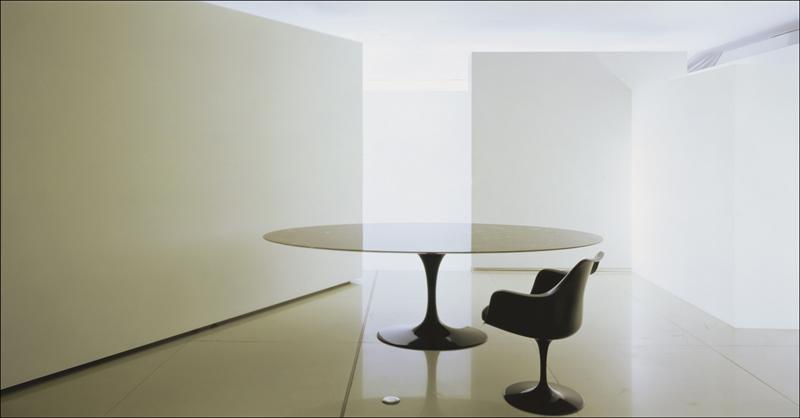 Saarinen Esstisch oval von Knoll International, schwarzer Tisch mit Fuß, minimalistisches Design.