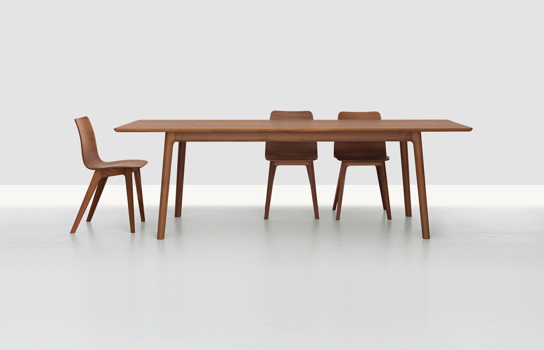 E8 Tisch aus Massivholz mit passenden Stühlen. Zeitraum Esstisch für Esszimmer.