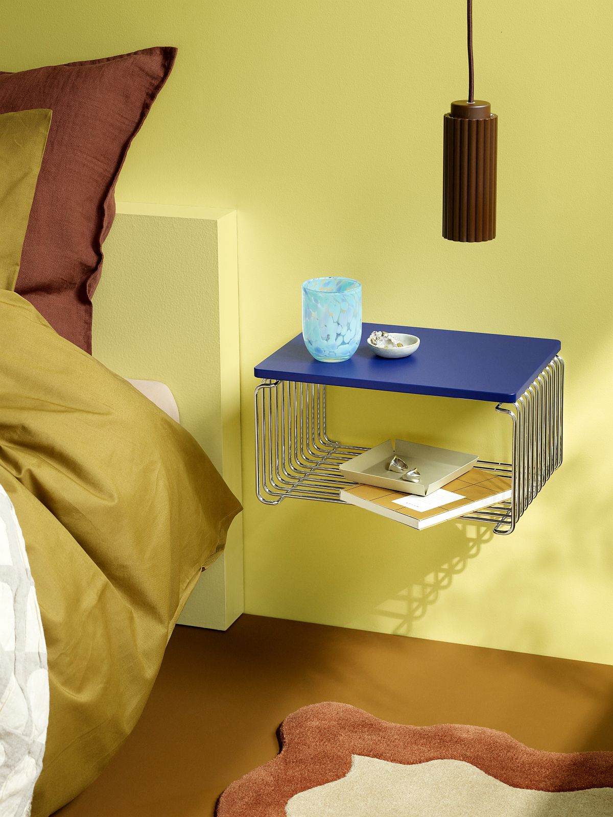 Panton Wire Abdeckplatte B 35 cm von Montana als Nachttisch mit Deko-Elementen.