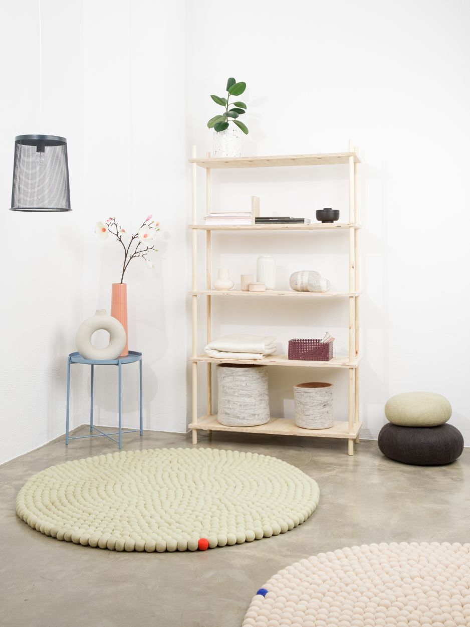 Big One Filzteppich, rund, grünbeige, Ø 300 cm. Handgefertigter Wollteppich aus Filzkugeln im Wohnzimmer.