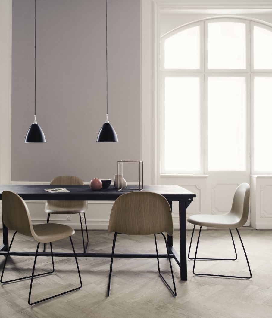 Bestlite Pendelleuchten von Gubi über Esstisch. Moderne Hängeleuchten für stilvolle Beleuchtung im Esszimmer.