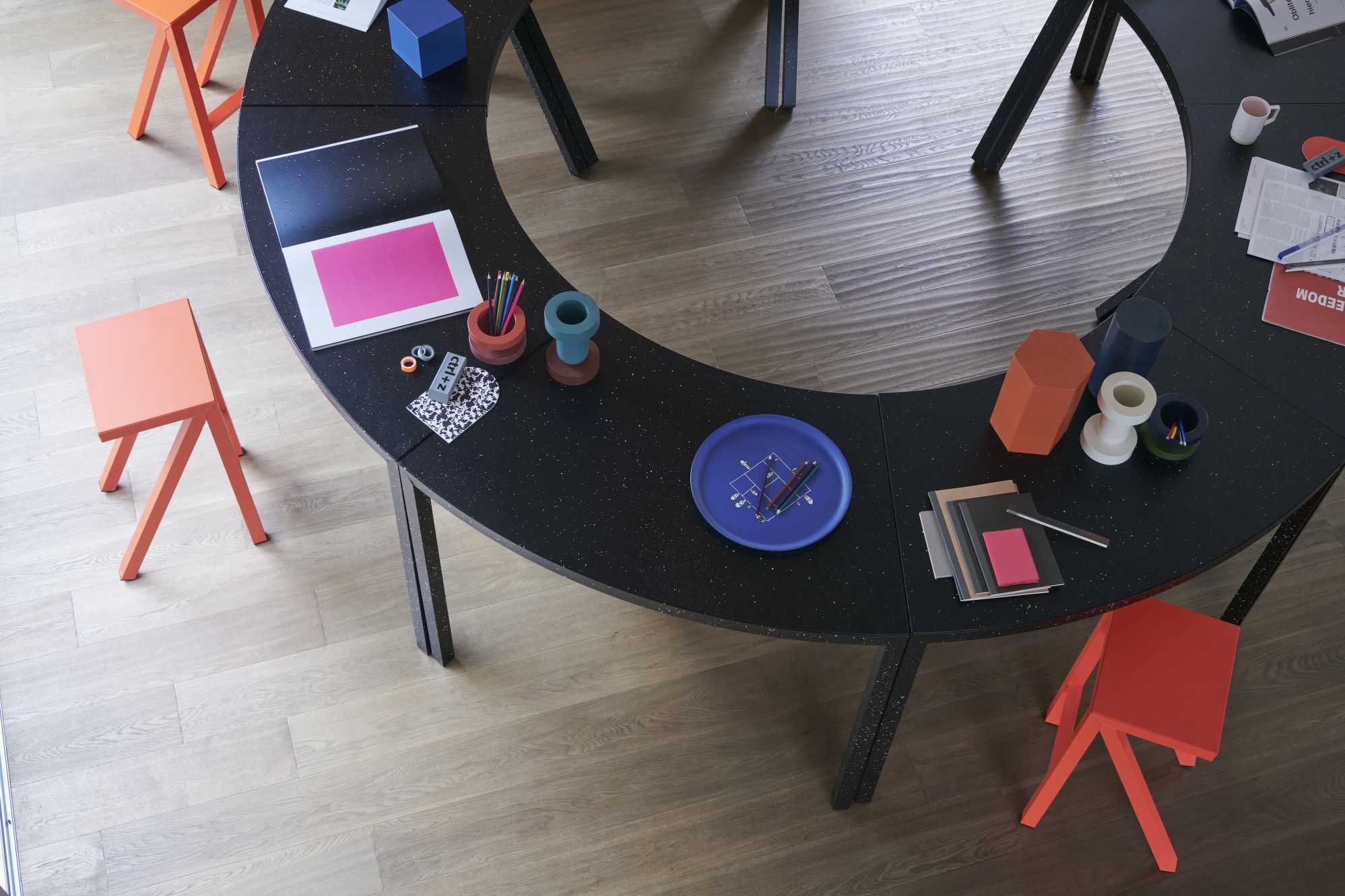 Draufsicht: Bureaurama Hocker/Barhocker von Magis an schwarzem, runden Tisch mit Büroartikeln.