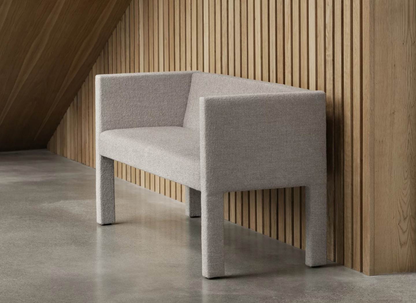 Nahaufnahme des Sitta Sofas von Blomus, ein modernes, graues Ecksofa mit Stoffbezug.