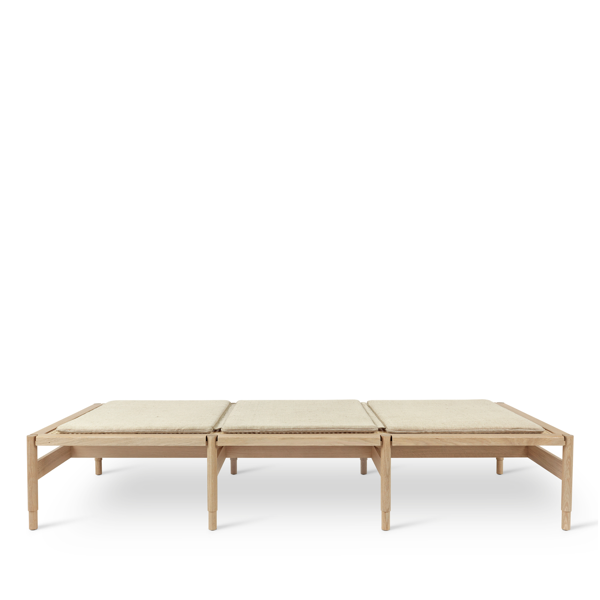 Winston Daybed Liege Mater aus hellem Holz mit drei beigen Polsterkissen für Wohnzimmer und Schlafzimmer.